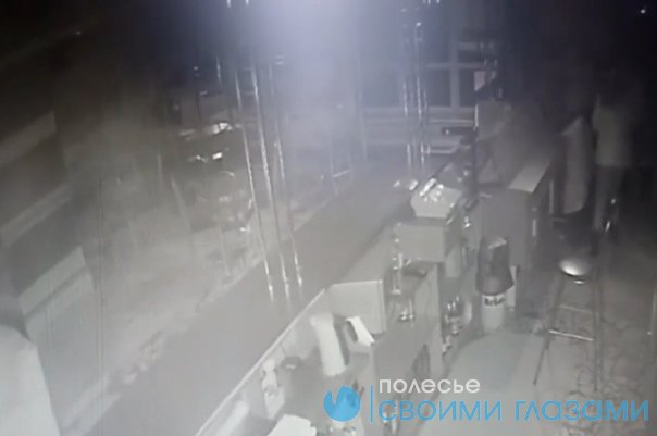 В Мозыре мужчина избил девушку-бармена (ВИДЕО)