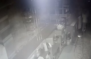 В Мозыре мужчина избил девушку-бармена (ВИДЕО)