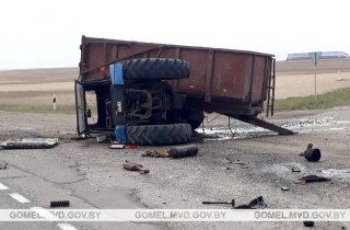 Самосвал МАЗ буквально разорвал на части трактор "Беларус" под Мозырем