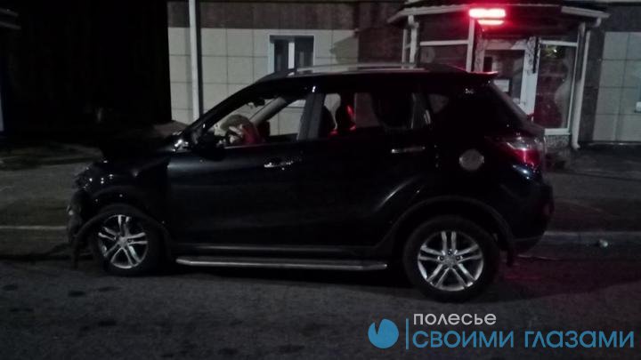 В Мозыре водитель с 5 промилле врезался в бордюр и другую машину: пострадали два пешехода