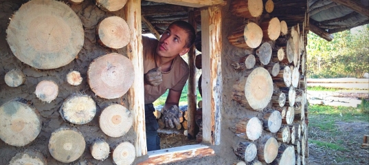 «А почему дом обязательно должен быть квадратным?» Репортаж из «белорусской деревни хоббитов» под Лельчицами, которую создают мозыряне