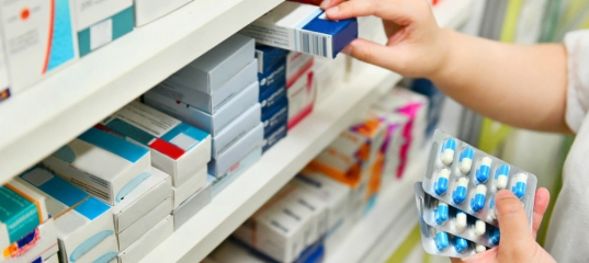 МАРТ и Минздрав Беларуси рекомендовали аптекам делать скидки и снизить надбавки на лекарства и медтовары. Из-за повышения НДС цены в аптеках выросли в среднем на 10%