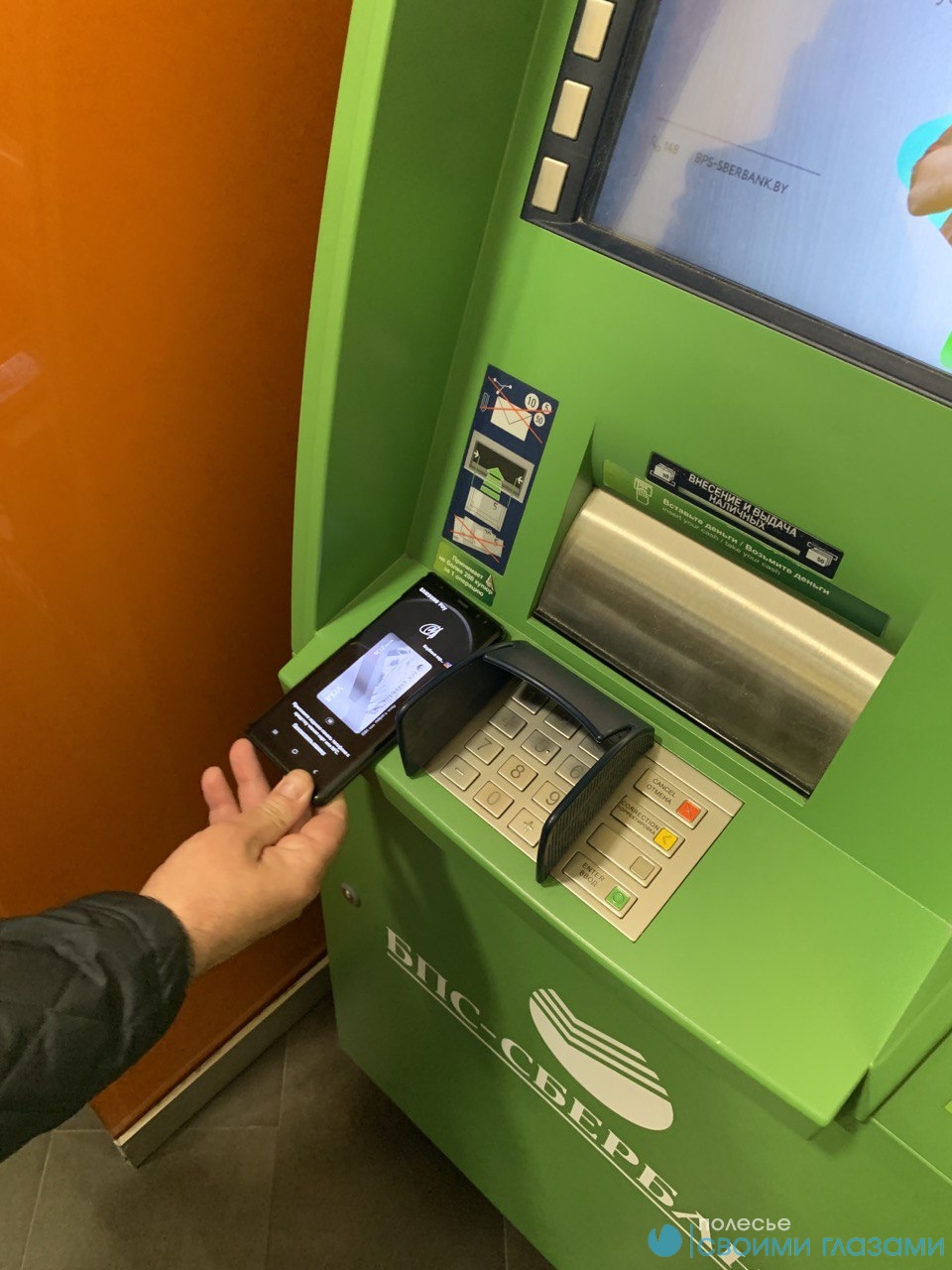фото банкомат сбербанка куда прикладывать карту