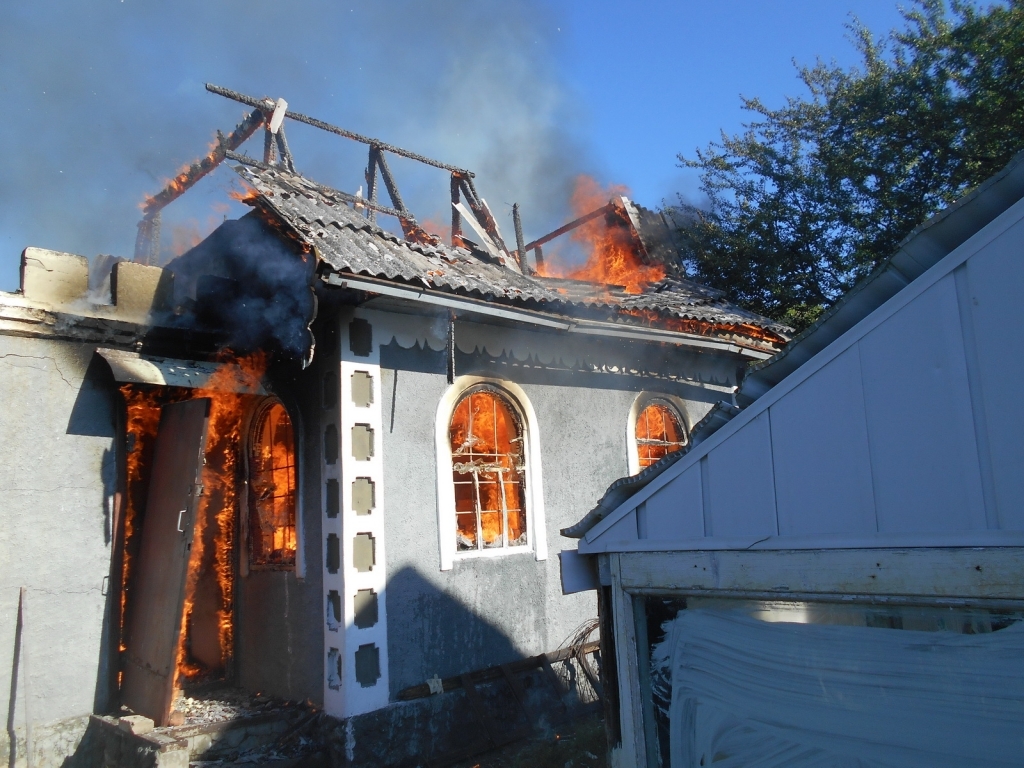 В Мозырском районе хозяин спасал документы из горящего дома и пострадал