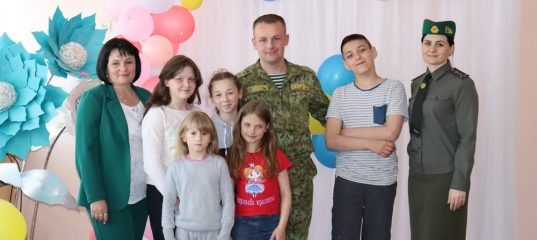 В День защиты детей мозырские пограничники поздравили своих юных друзей