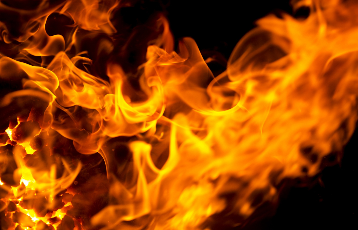 В Калинковичском районе сельчанин пострадал при попытке совершить трюк с огнем
