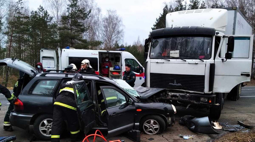 Работники МЧС спасли водителя легковушки после аварии в Мозырском районе