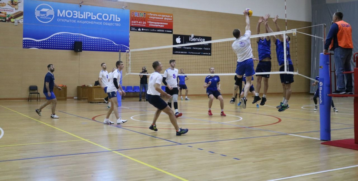 Команда Мозырского НПЗ победила в городском чемпионате по волейболу