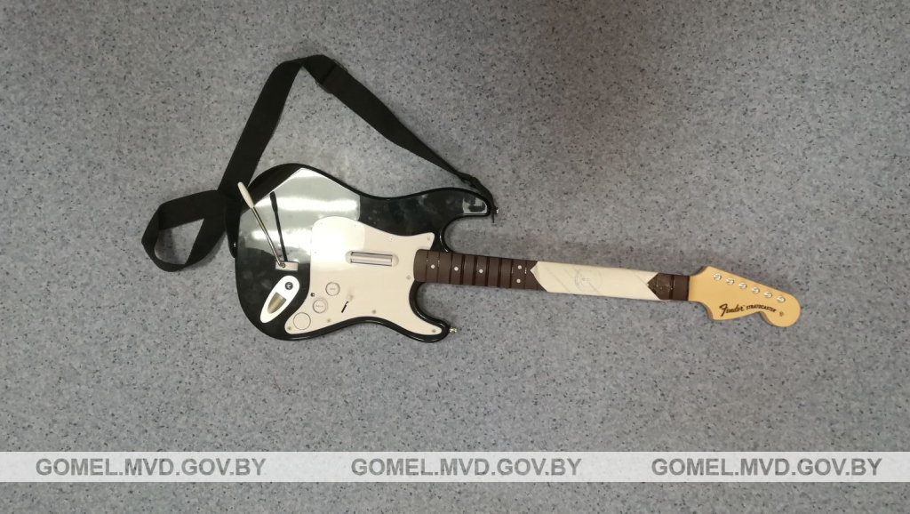 В Мозыре 42-летний местный житель похитил игровой контроллер в виде гитары