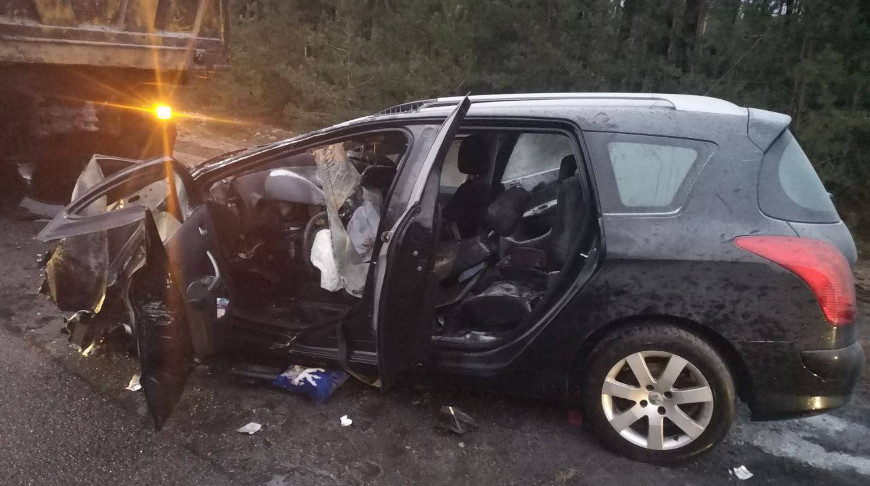 В Калинковичском районе легковушка въехала в грузовик: водитель погибла
