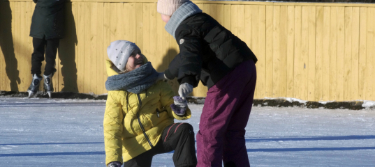 На коньках, на лыжах, на сноуборде. Горнолыжный комплекс Мозырь начал работу в солнечный морозный день – фоторепортаж