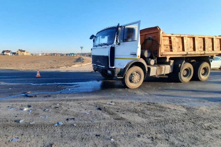 Пикап Toyota Hilux попал под самосвал на автодороге Н-4739 в Мозырском районе