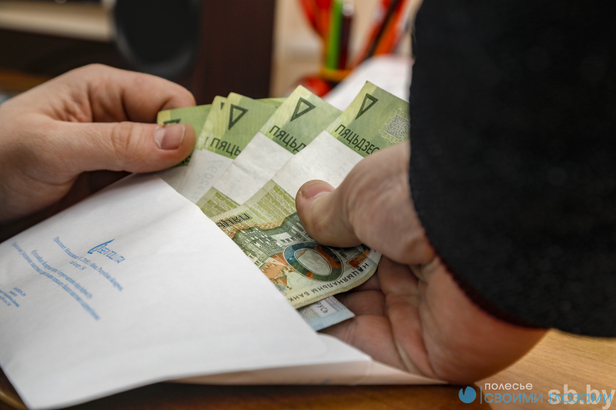 Брал рублями, долларами и шинами: руководителя-взяточника в Калинковичах осудили на 4,5 года