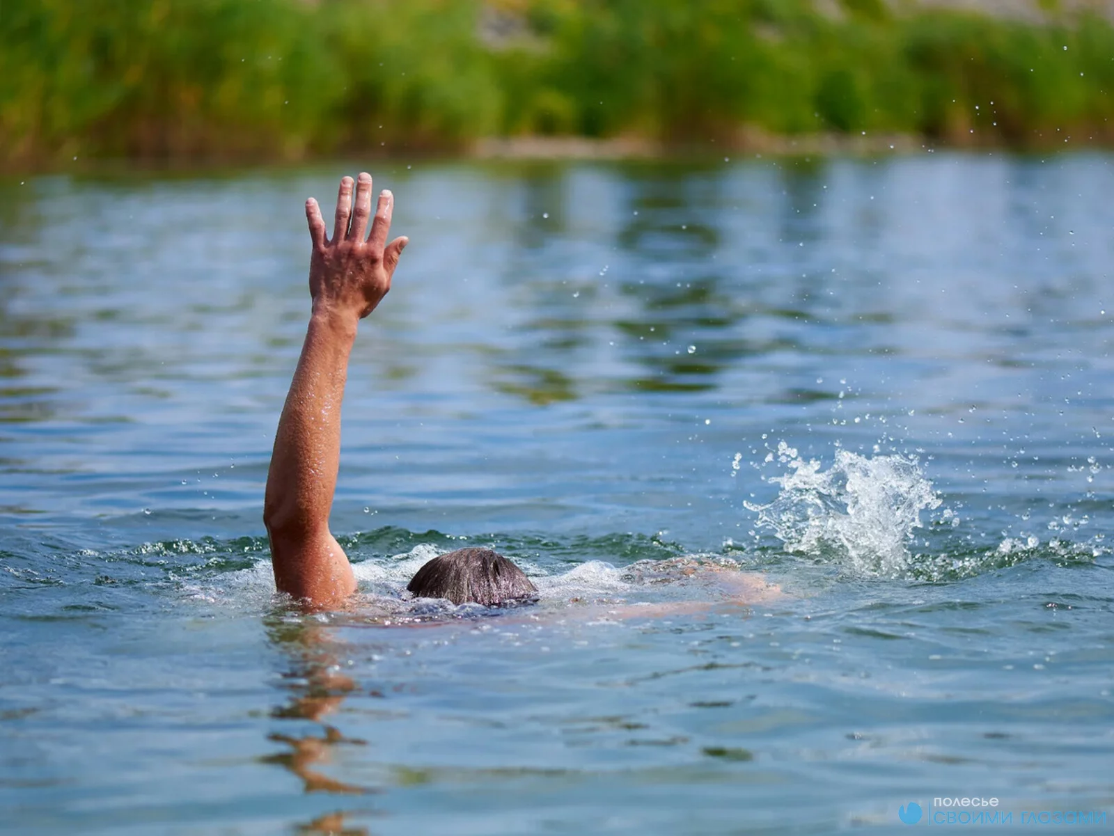 Молодой мужчина во время купания повредил шейные позвонки