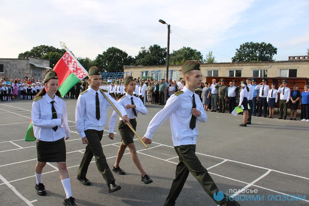 Мозырские пограничники поздравили школьников 8-ой средней школы