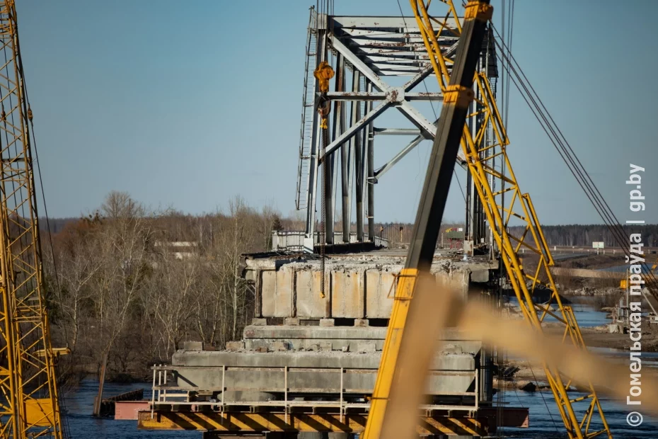 В Мозыре  продолжается реконструкция моста через Припять