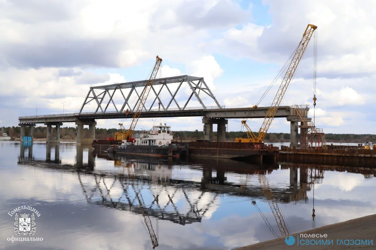 По реконструкции моста задействовали флот речного пароходства