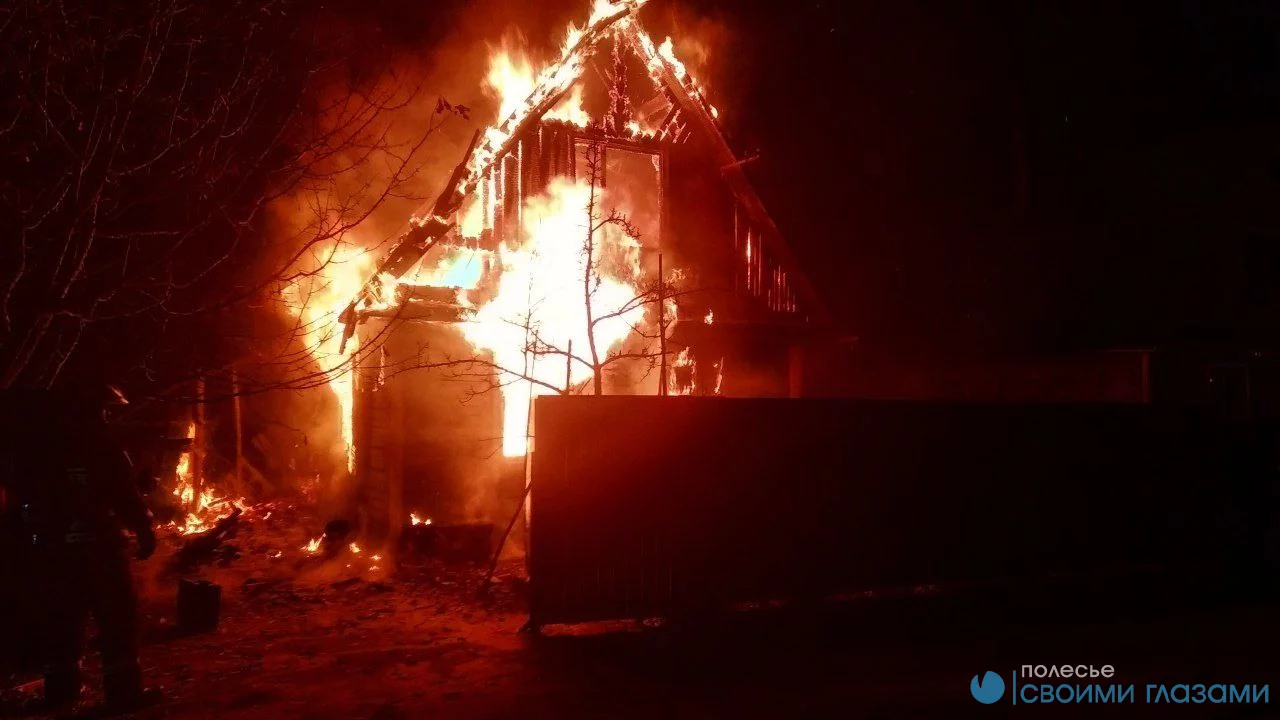 На пожаре в дачном доме один человек погиб, второй получил ожоги