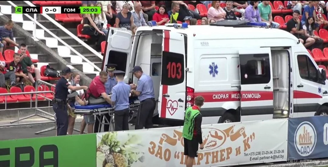 Человек упал с трибуны во время футбольного матча в Мозыре