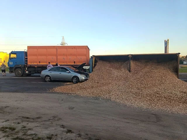 В Мозыре перевернулся грузовик и разбились две легковушки