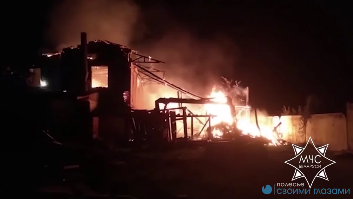 Подразделения МЧС ликвидировали пожар на пилораме