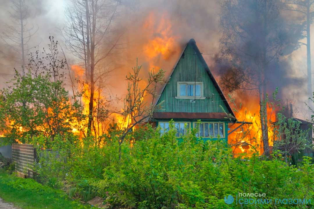 В Мозырском районе на пожаре соседи спасли пенсионерку