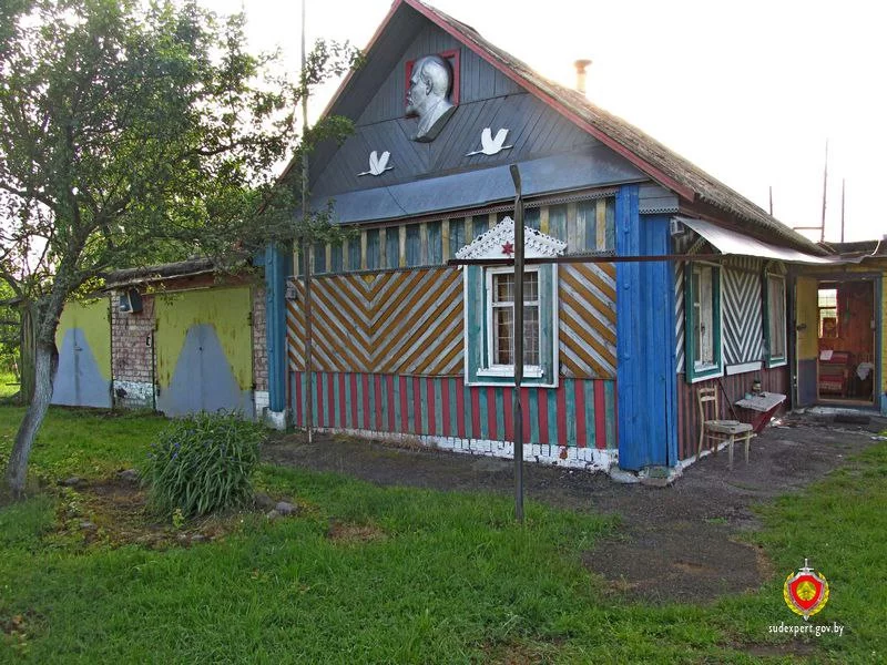 Металлические решётки на окнах защитили дом от дачного вора