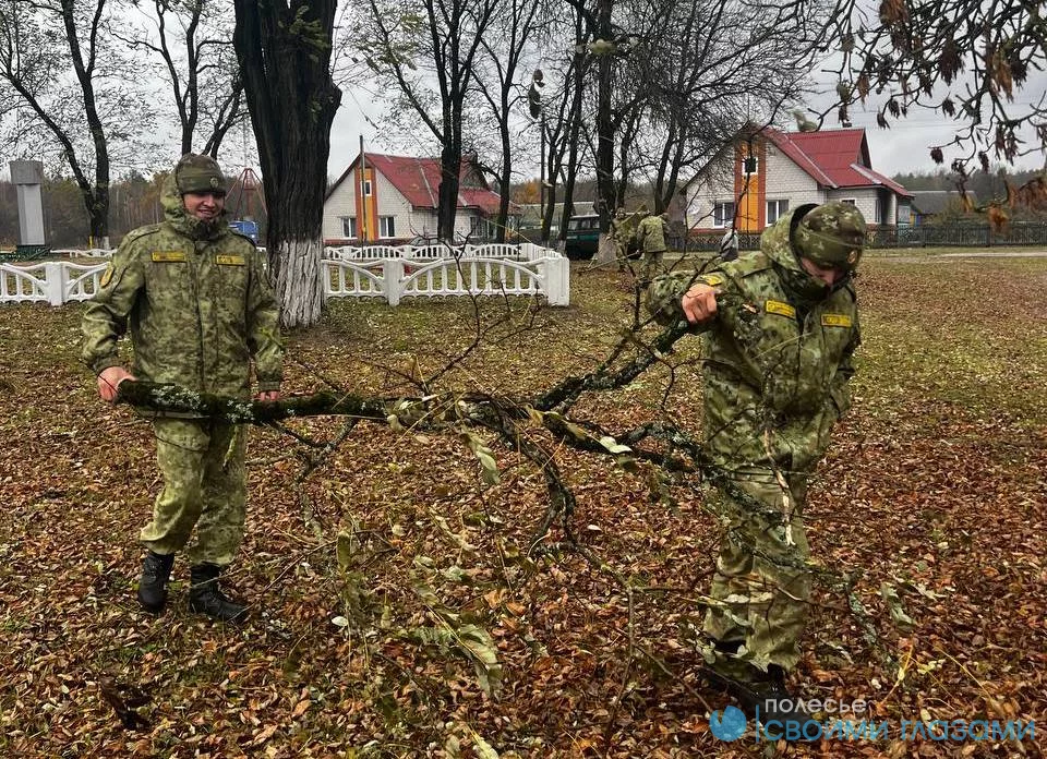 Пограничники Мозыря приняли участие в республиканском субботнике