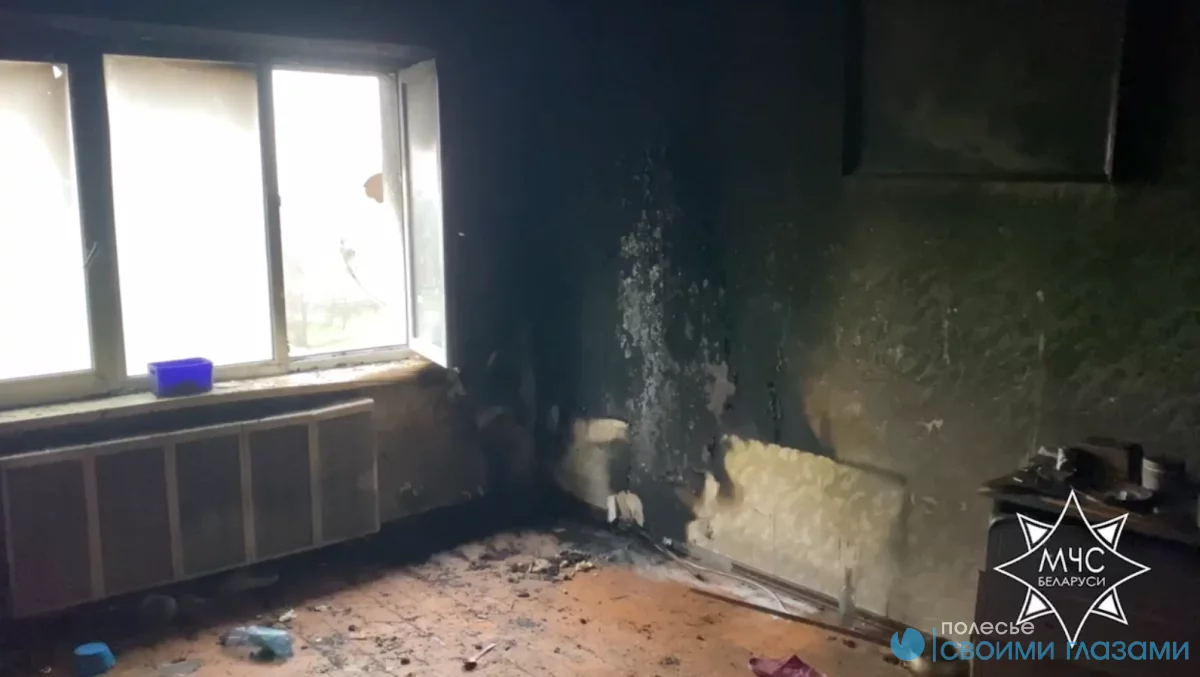 В Мозыре спасатели МЧС вынесли женщину из горящей квартиры