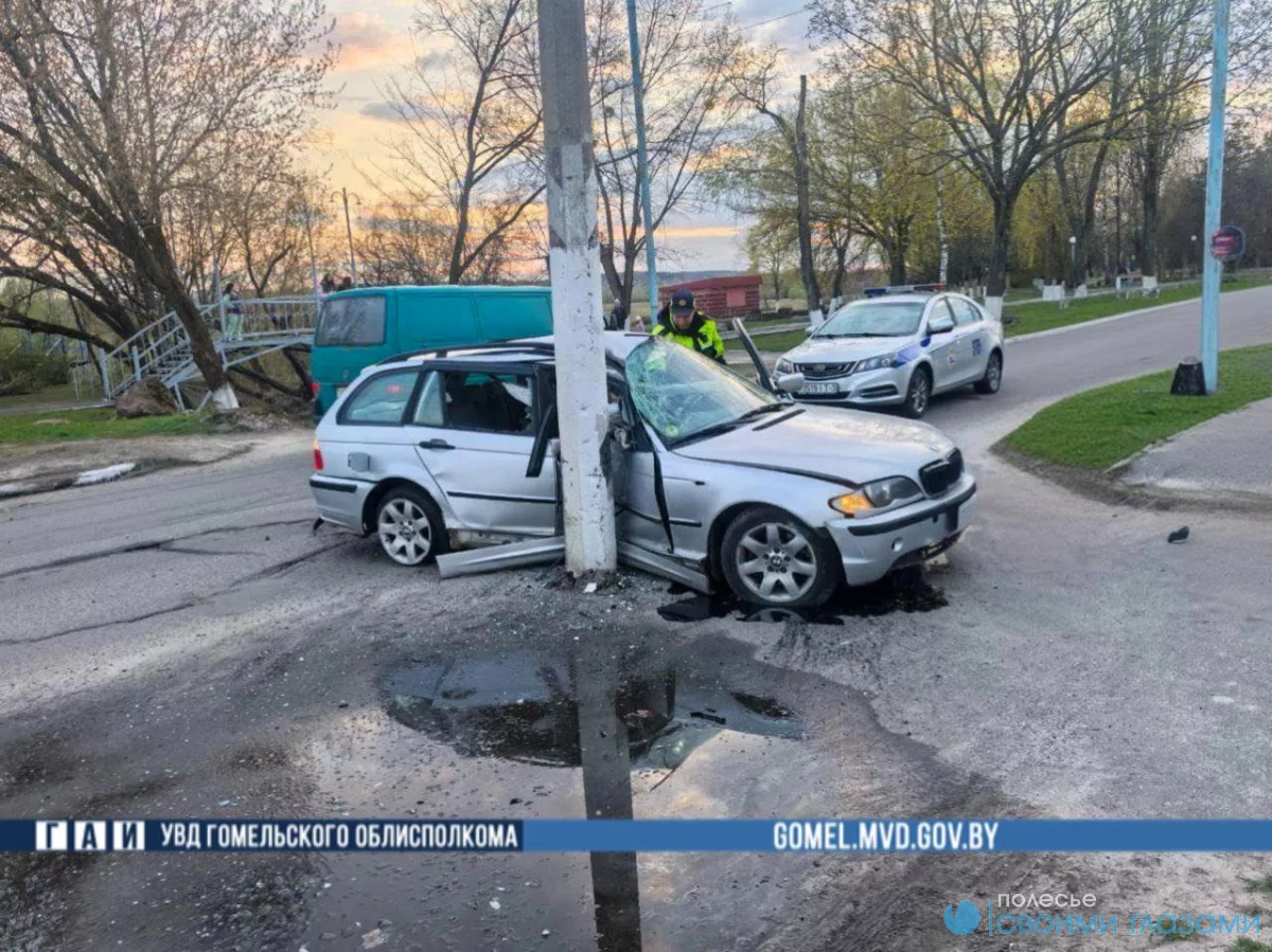 В Мозыре пьяный водитель «БМВ» врезался в осветительную мачту